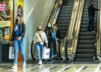 903833 Afbeelding van winkelende meisjes in het winkelcentrum Hoog Catharijne te Utrecht, waar de winkel weer zonder ...